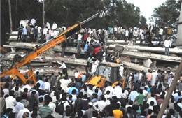 Sập nhà 7 tầng ở Ấn Độ, gần 90 người thương vong 